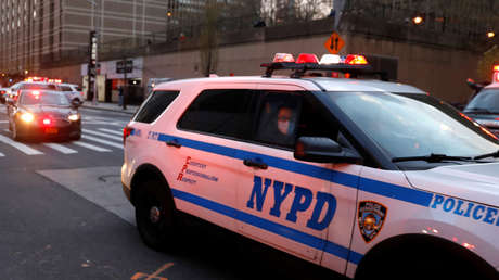 VIDEO: Policía saca una pistola eléctrica y ataca a un transeúnte durante una redada de distanciamiento social en Nueva York