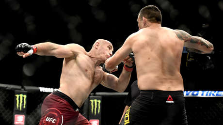 VIDEO: Luchador ruso de la UFC bombardea a su rival y se relaja tumbado en la lona entre los asaltos