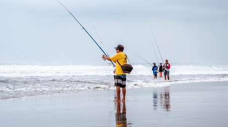 Policías ven a un pescador saltándose la cuarentena, pero al acercarse descubren que es un muñeco (FOTOS)