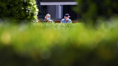 Un incendio arrasa con las pelusas de un parque en España sin dañar el césped (VIDEO)