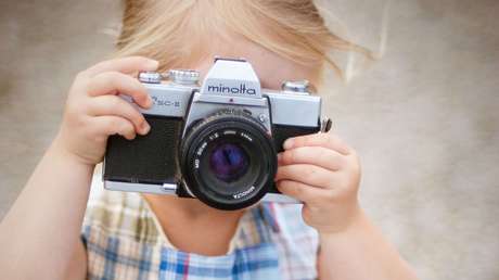 Una pareja nota un detalle inusual en una foto de su hija y es diagnosticada con cáncer