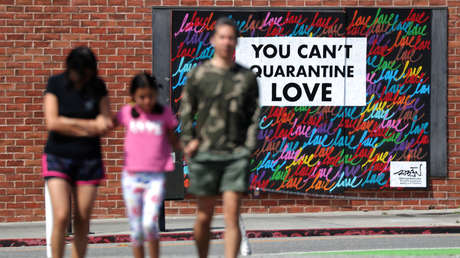 EE.UU.: Una niña de 10 años crea una "cortina del abrazo" para poder estrechar a sus abuelos durante la pandemia de coronavirus