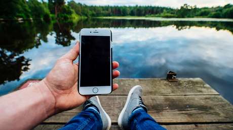Se le cae el teléfono a un río, lo recupera ocho meses después, y sigue funcionando (FOTO)