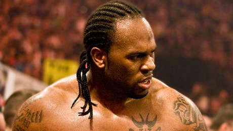 Un luchador y exfigura de la WWE desaparece en el mar mientras nadaba con su hijo de 10 años