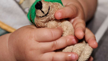 Madre de dos hermanos gemelos que nacieron con diferente color de piel y cabello cuenta los detalles del inusual caso