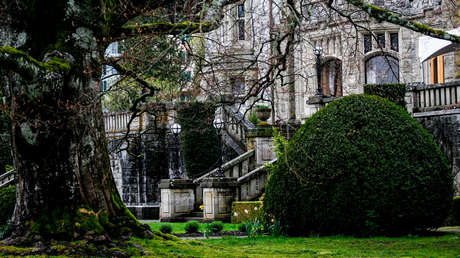 FOTOS: Descubren una mansión 'congelada en el tiempo' incluso con un Bentley abandonado