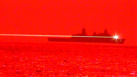 VIDEO: La Marina de EE.UU. realiza la primera prueba en el mar de su sistema de armas láser de alta energía y derriba un dron en pleno vuelo