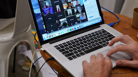 Un hombre apuñala de muerte a su padre durante una videollamada por Zoom