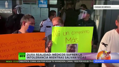Médicos mexicanos sufren la intolerancia mientras salvan vidas del covid-19