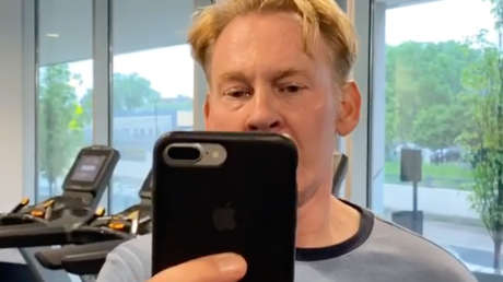 Un hombre blanco amenaza a un grupo de afroamericanos por usar el gimnasio del edificio, el video se viraliza y pierde su contrato de alquiler