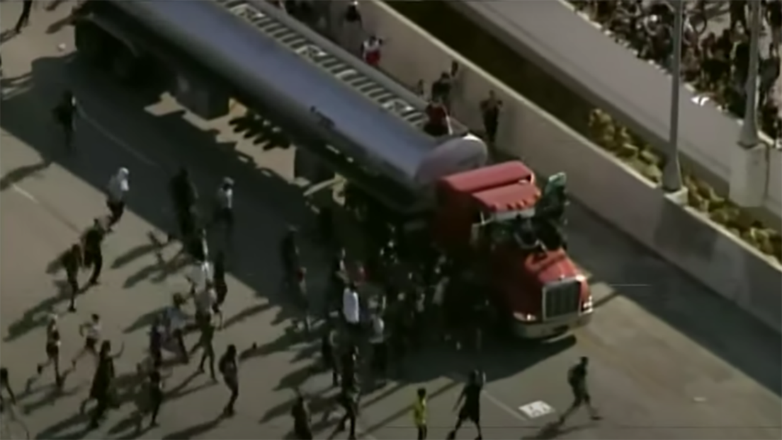 VIDEO: Manifestantes bloquean con su cuerpo un camión que irrumpió en una marcha en Minesota y golpean al conductor