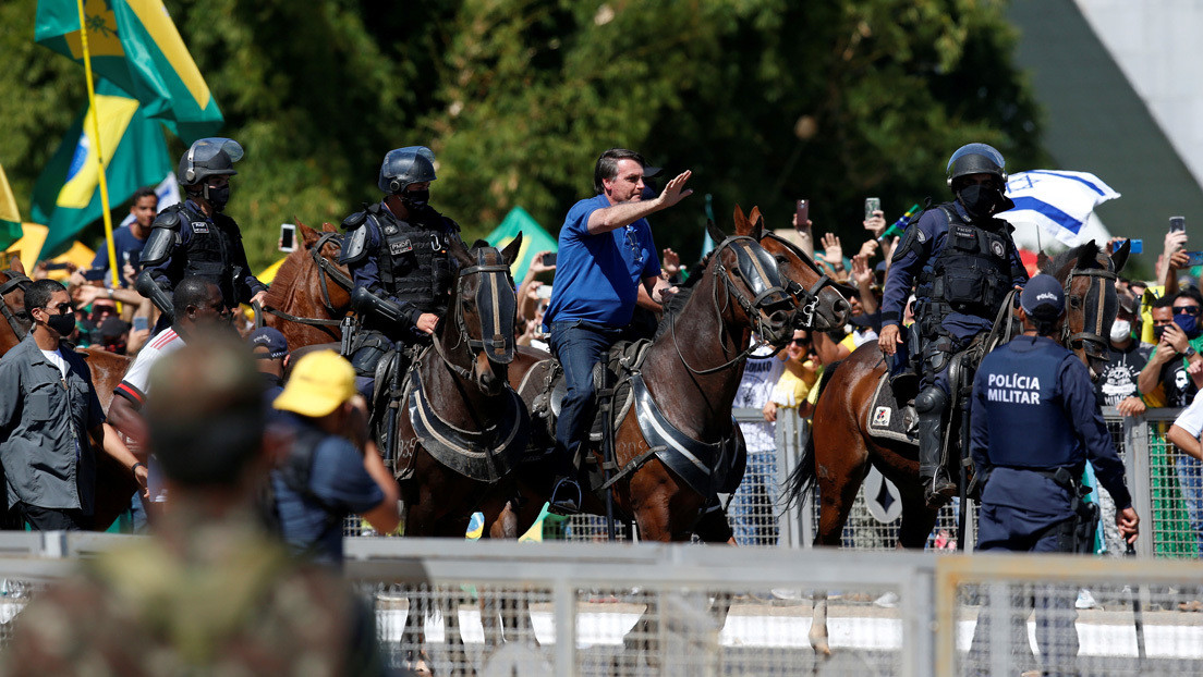 Juez del Supremo de Brasil compara al país con la Alemania de Hitler mientras Bolsonaro se pasea a caballo en una protesta con sus seguidores