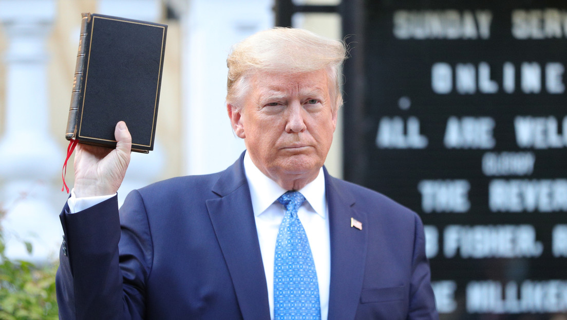 Trump posa con una biblia junto a la iglesia de San Juan momentos después de que se dispersara con gas lacrimógeno una protesta pacífica en la zona