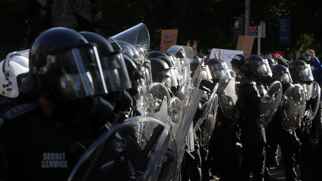"¡Vergonzoso!": La alcaldesa de Washington se indigna por los procedimientos policiales al dispersar a los manifestantes con gases lacrimógenos