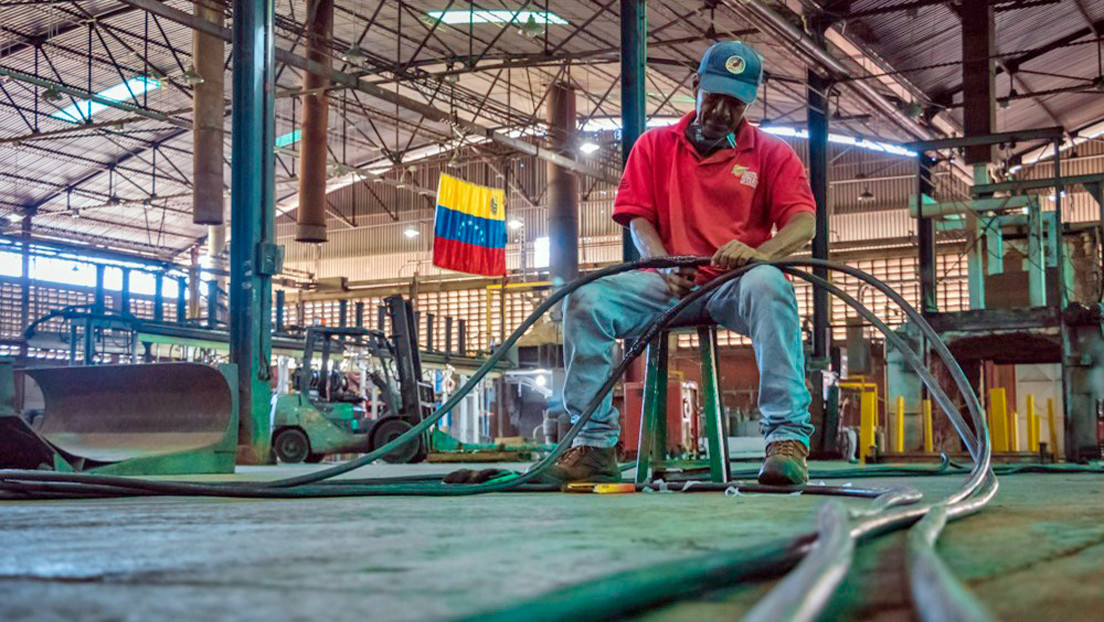 Un 'ejército' de obreros recupera empresas paralizadas en Venezuela con trabajo voluntario