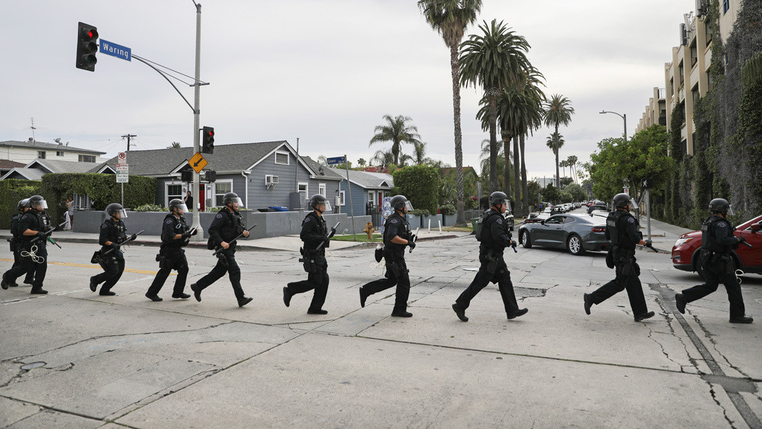 Transmiten en vivo el momento en que la Policía de Los Ángeles detiene por error a personas que evitaban el saqueo de un comercio (VIDEO)