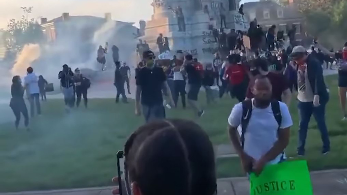 VIDEO: Policías en EE.UU. lanzan gas lacrimógeno contra manifestantes arrodillados y con las manos levantadas