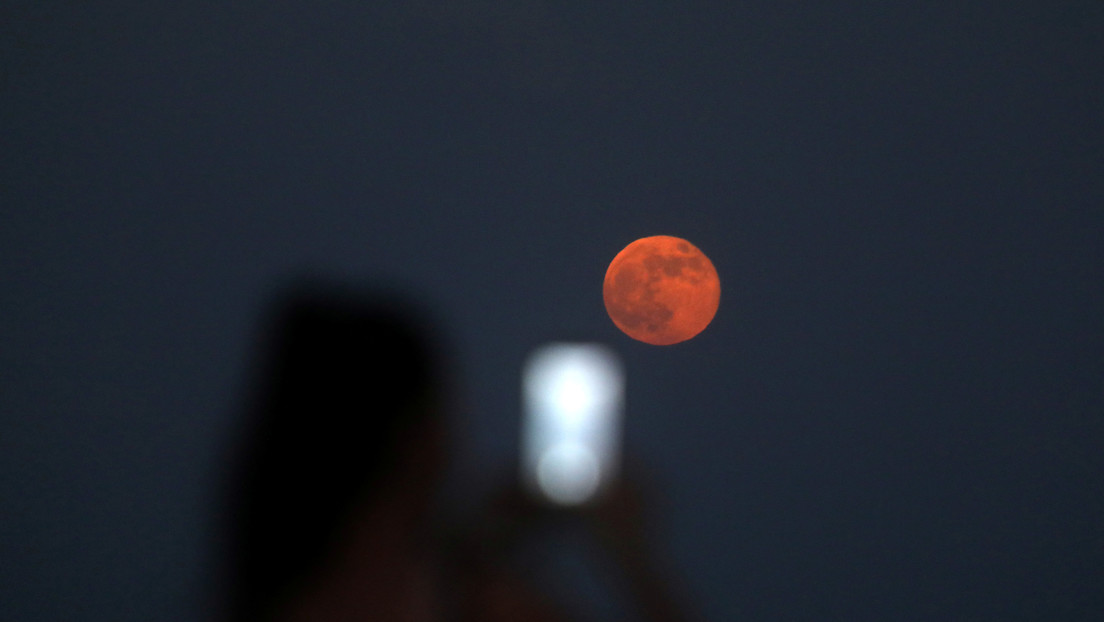 Una 'Luna de Fresa' iluminará el cielo esta semana y dará lugar a un eclipse penumbral