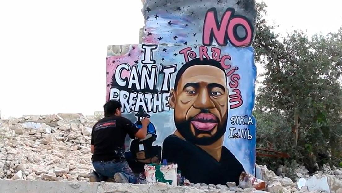 VIDEO: Pintor sirio dedica a George Floyd un mural en un edificio bombardeado en Idlib