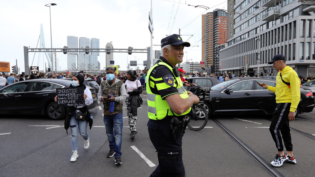 La Policía antimotines responde a disturbios durante una protesta contra el racismo en Países Bajos