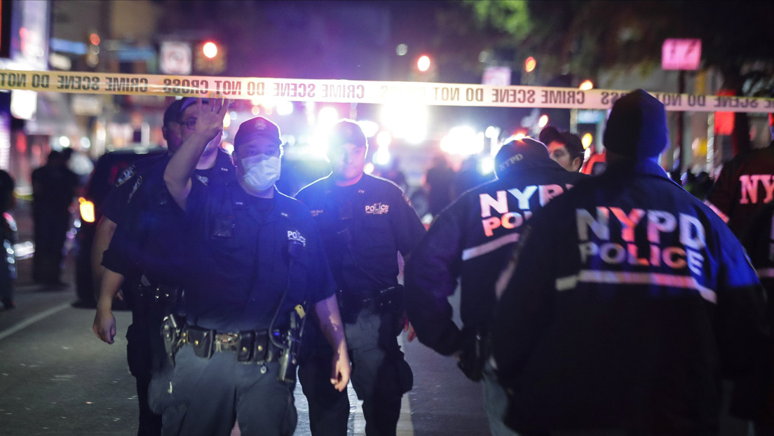 VIDEO: Dos policías resultan heridos de bala y otro con arma blanca en Nueva York