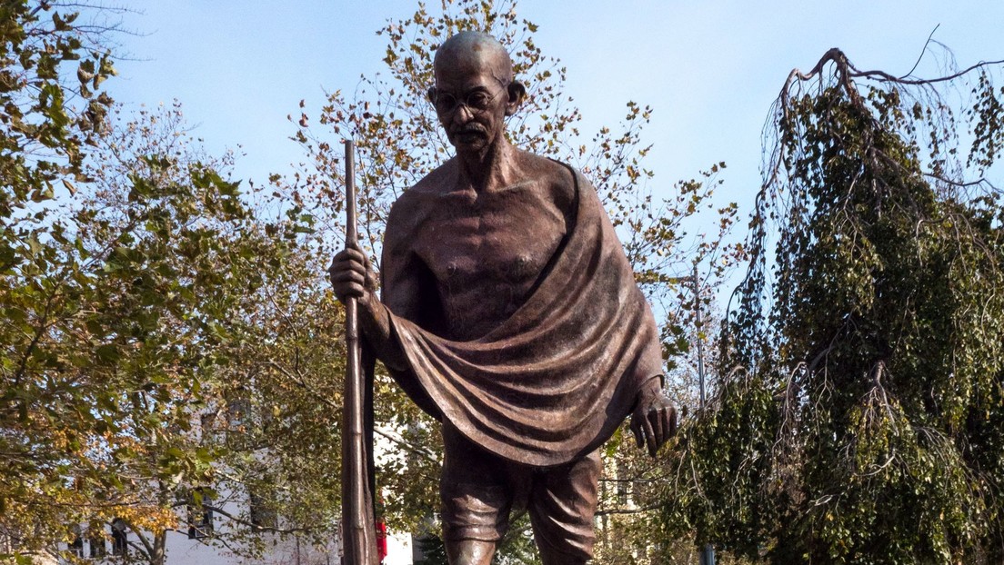 Vandalizan una estatua de Mahatma Gandhi durante las protestas en Washington (FOTOS)