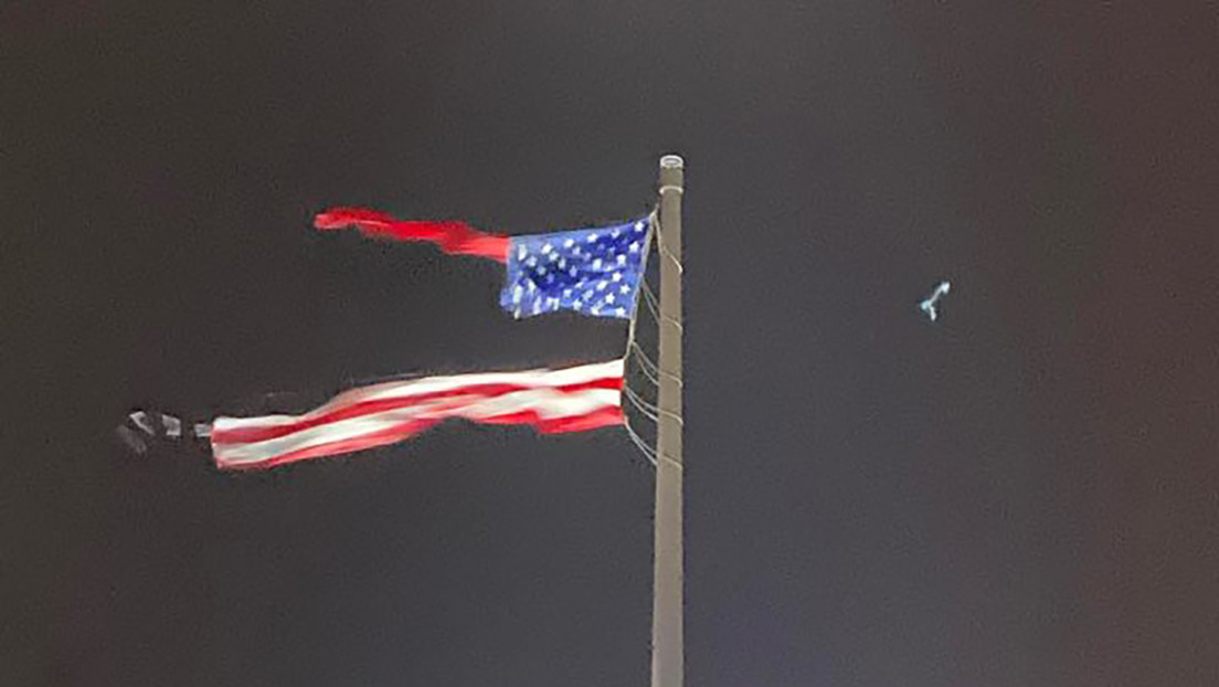 FOTO: La bandera de EE.UU. de vuelo libre más grande del mundo se rasga por la mitad durante una fuerte tormenta