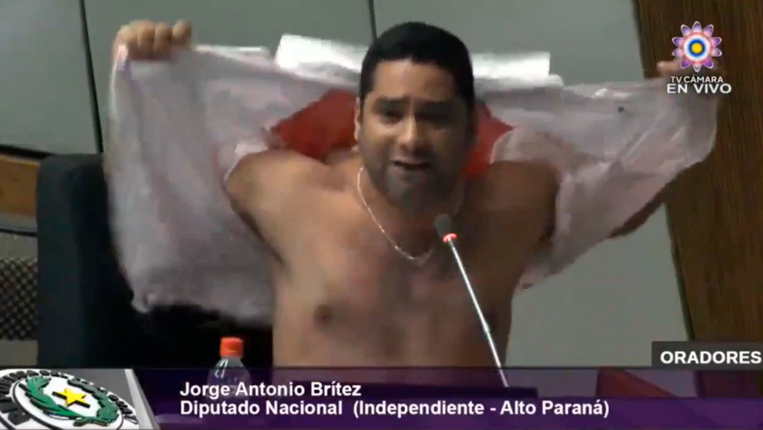 VIDEO: Un diputado paraguayo se arranca la camisa en plena sesión para exigir la reapertura de la frontera con Brasil