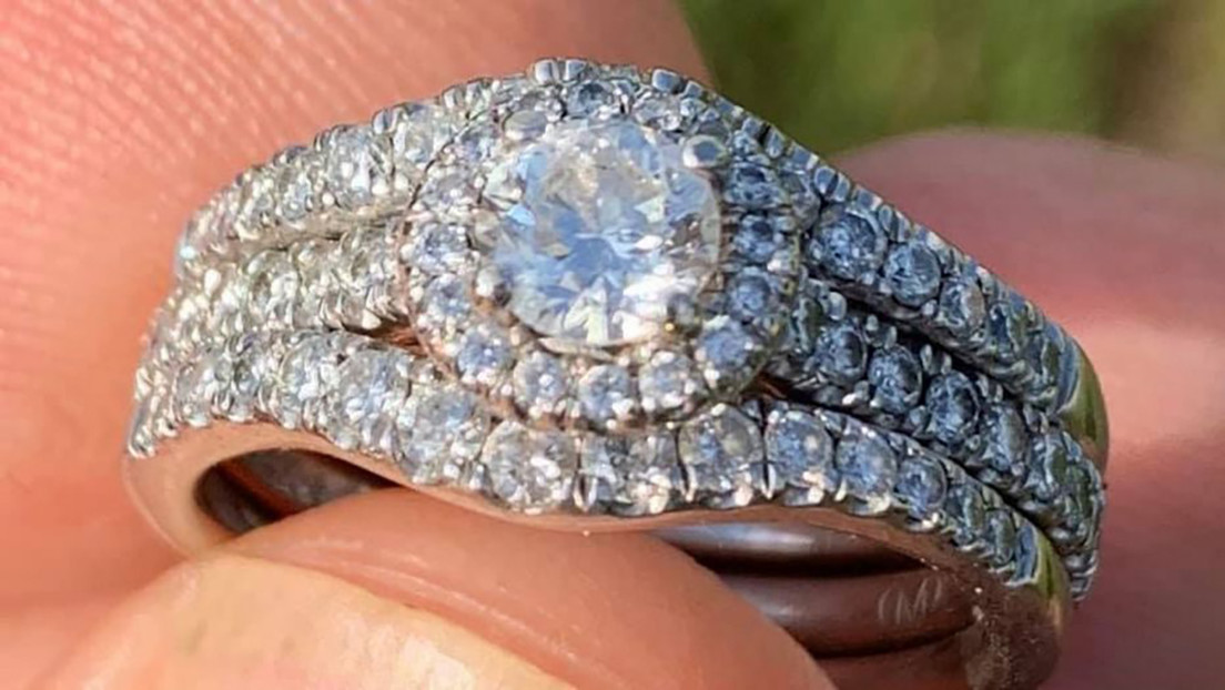 Encuentra en una playa un anillo con diamantes de 10.000 dólares y ahora busca a su dueña (VIDEO)