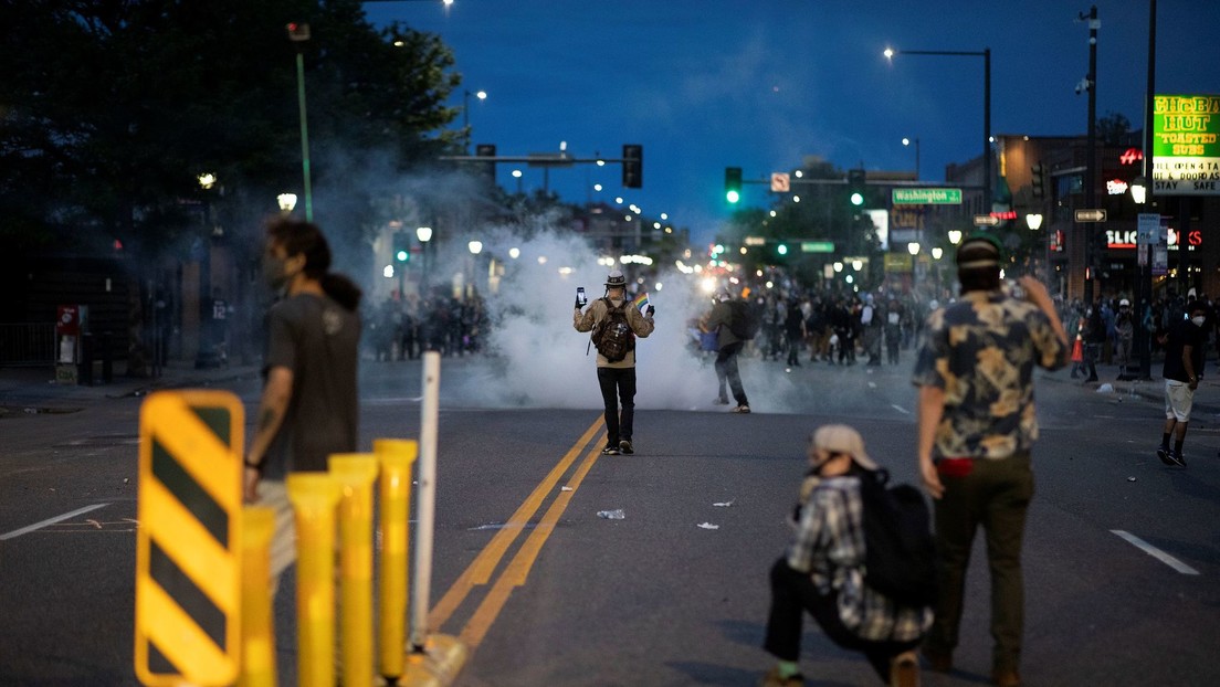 Prohíben a la Policía de Denver usar "armas químicas y proyectiles" durante las protestas