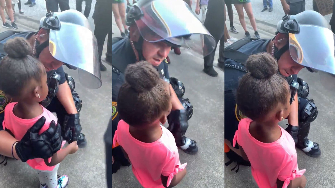 VIDEO: Se viralizan las imágenes de un policía consolando a una niña de 5 años que le preguntó si iba a dispararle en medio de las protestas en EE.UU.