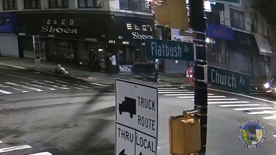 Publican imágenes de cómo un hombre apuñala en el cuello a un policía en Brooklyn (VIDEO)