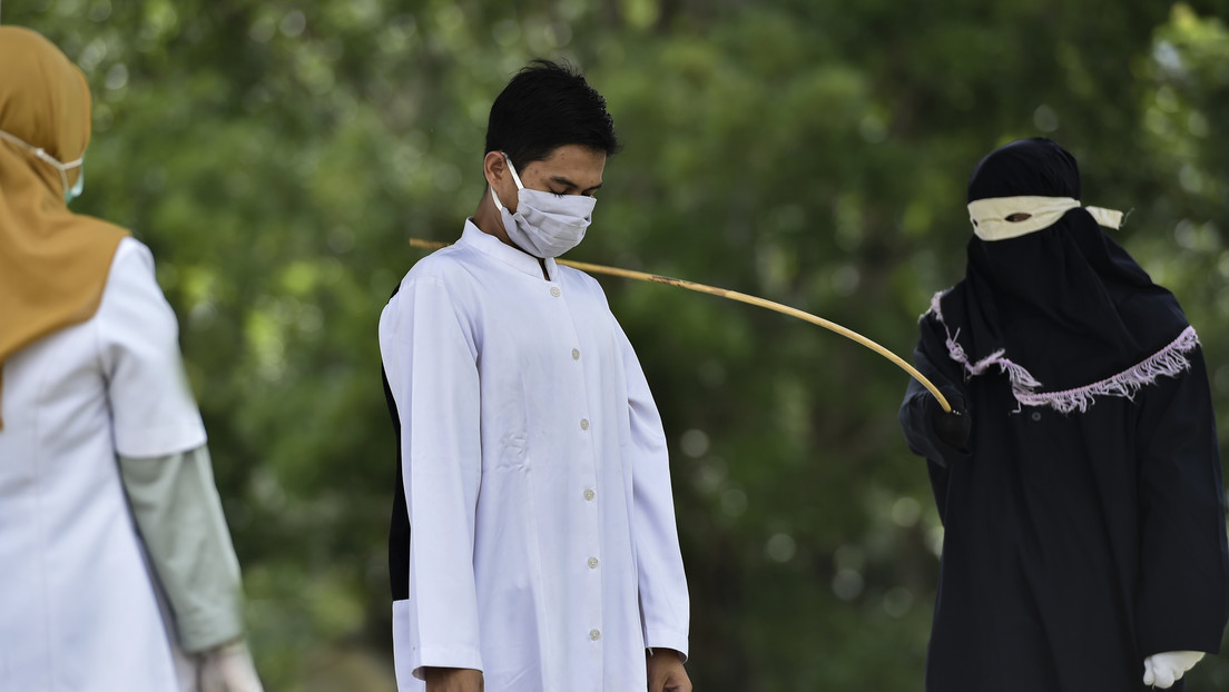 Condenan a una pareja indonesia a 100 azotes por tener sexo premarital y le miden la temperatura por temor al coronavirus antes del castigo