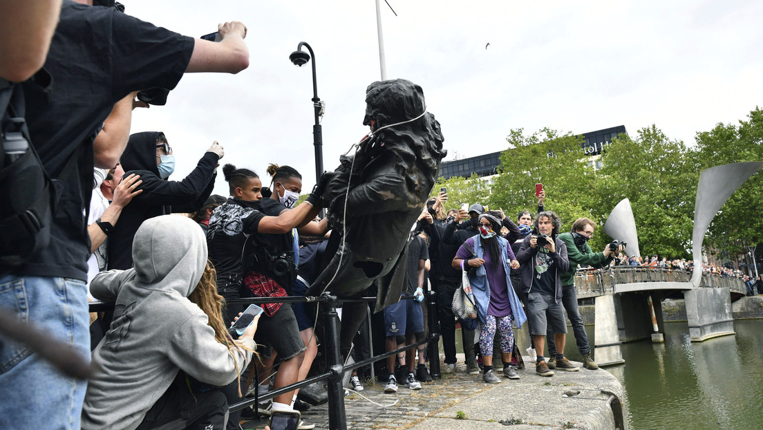 Manifestantes en Bristol derriban la estatua de un comerciante de esclavos y la arrojan al río (VIDEO)