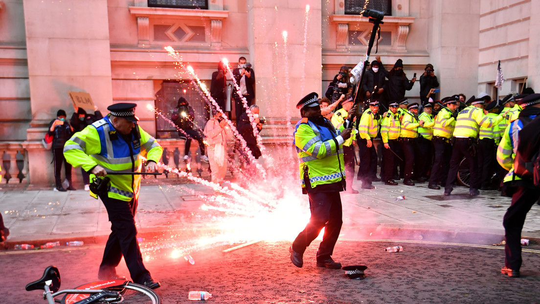 VIDEOS: Manifestantes arrojan botellas y petardos contra policías en Londres durante las protestas cerca de la sede del Gobierno