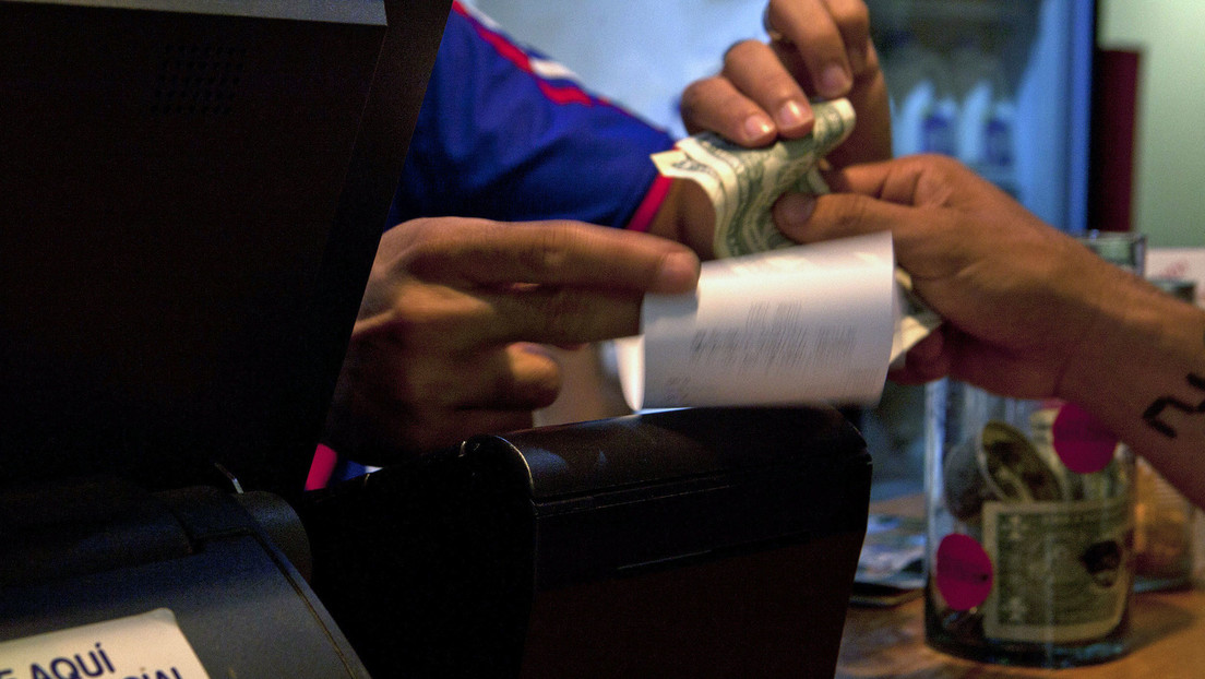Un hombre gana 70.000 dólares tras comprar un boleto de lotería instantánea recomendado por la empleada del local