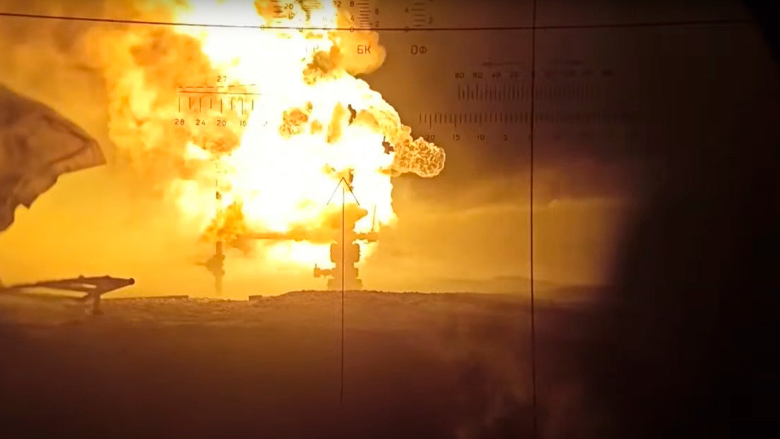 VIDEO: Militares rusos apagan un pozo petrolero en llamas con un cañón antitanques