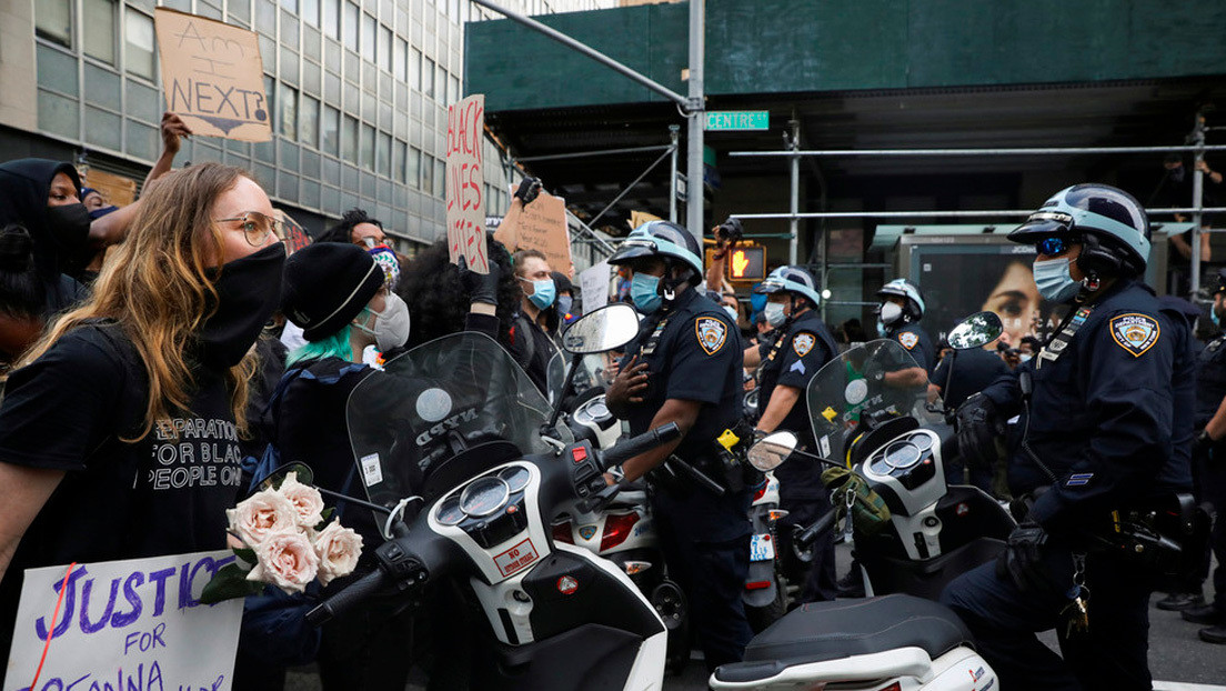 Un policía de Nueva York afronta cargos criminales por dar un brutal empujón a una manifestante (VIDEO)