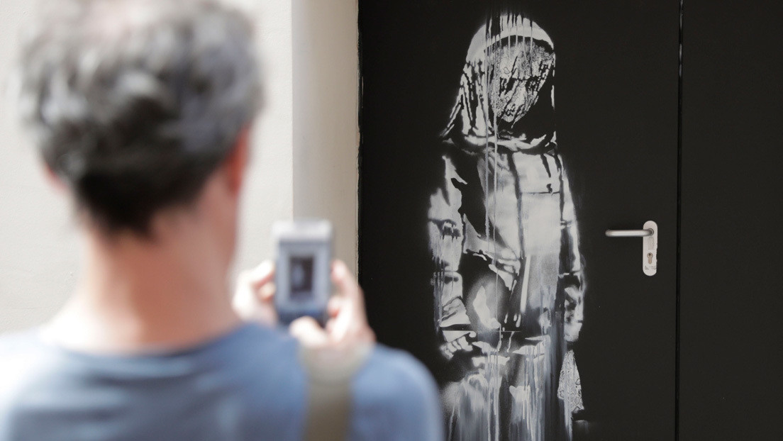Encuentran una obra robada de Banksy que rinde homenaje a las víctimas del teatro Bataclan de París