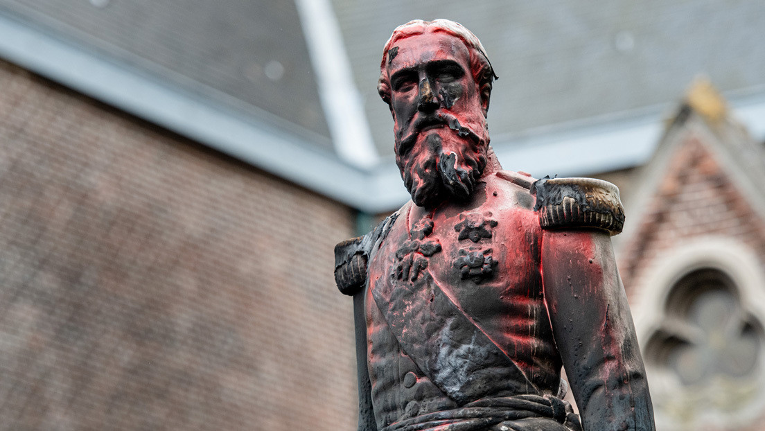 Retiran en Bélgica la estatua vandalizada del rey colonial Leopoldo II