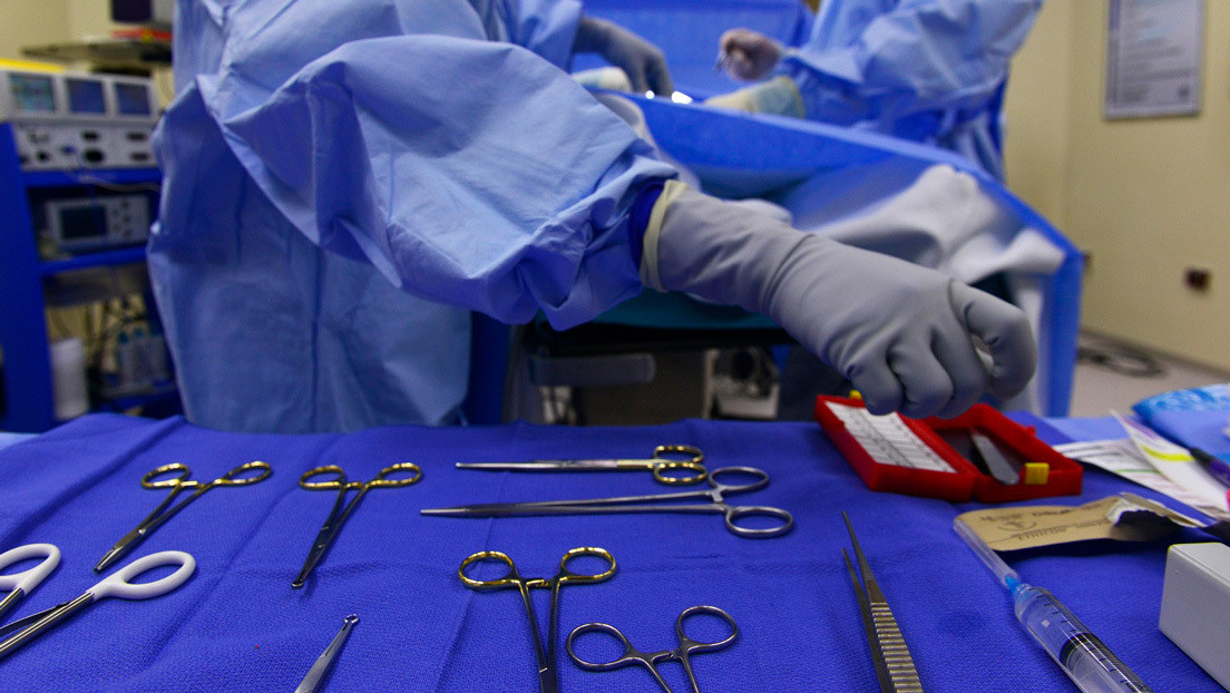 Una mujer rellena aceitunas mientras se somete a una cirugía cerebral