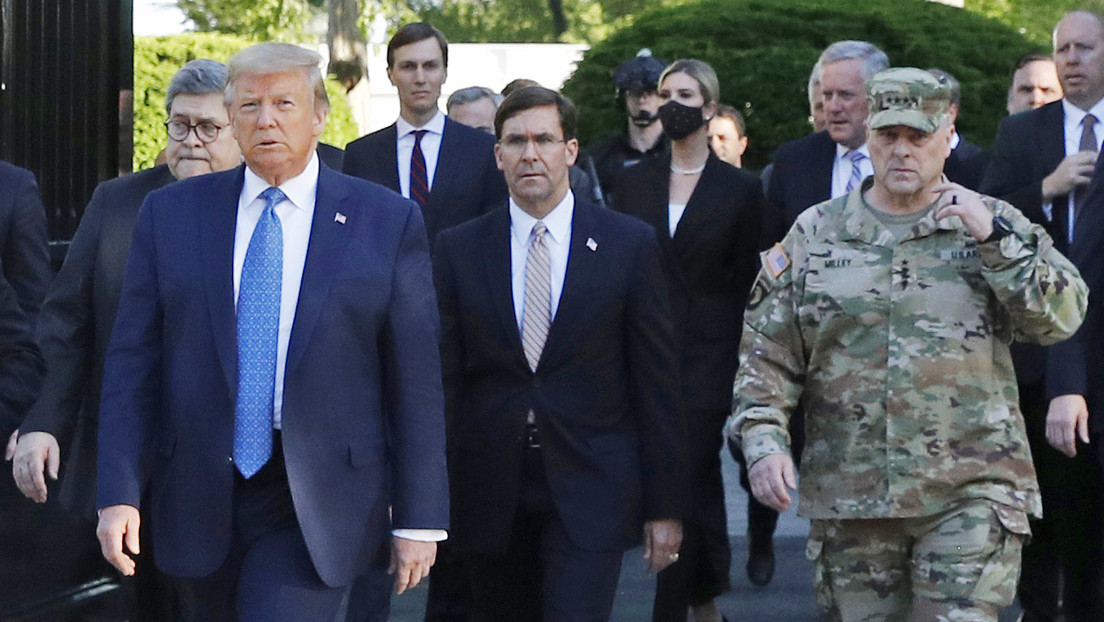 Un alto funcionario del Pentágono lamenta haberse tomado una foto con Trump en un sitio de protesta cerca de la Casa Blanca