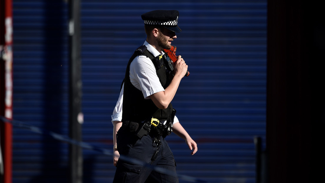 VIDEO: Agreden a un policía en una calle de Londres y un peatón se toma un 'selfi' en medio de la pelea