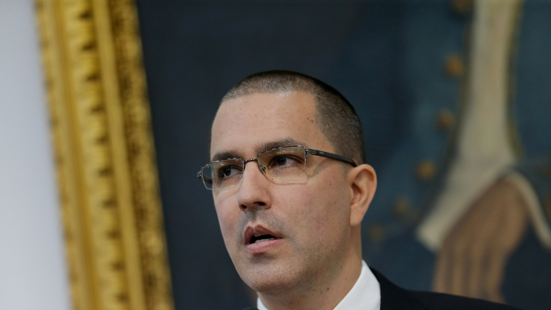 Arreaza denuncia que autoridades del Reino Unido visitaron varias veces su embajada en Caracas para conspirar contra Venezuela