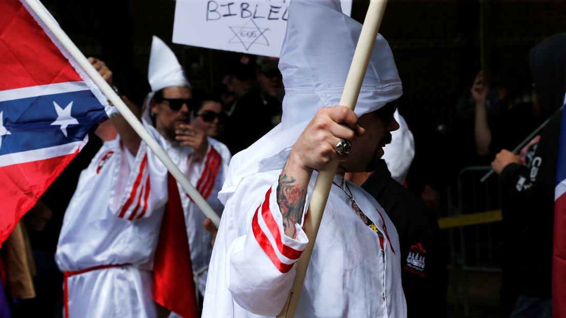 VIDEO: Hombres con capuchas del Ku Klux Klan y una bandera de Trump irrumpen en una protesta contra el racismo en EE.UU.