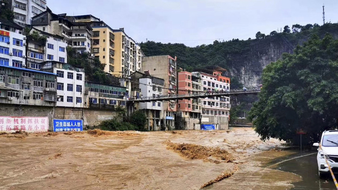 VIDEO: Un edificio de tres pisos se derrumba en segundos tras graves inundaciones en China