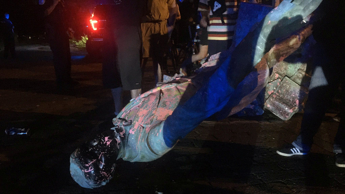 Un afroamericano resulta gravemente herido tras caerle encima un monumento derribado en EE.UU.