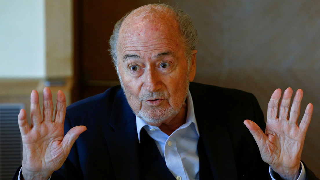 Investigan a Joseph Blatter, expresidente de la FIFA, por 'regalar' un millón de dólares con fondos