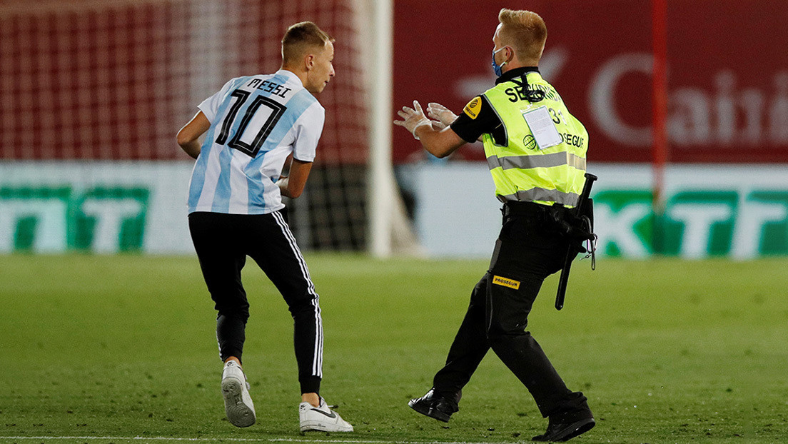 Un hincha salta al campo en un partido de la Liga española (que se jugó sin público)