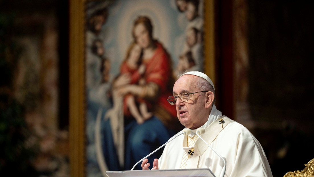 El papa Francisco insta a "tender la mano a los pobres" ahora que "el mal" parece reinar